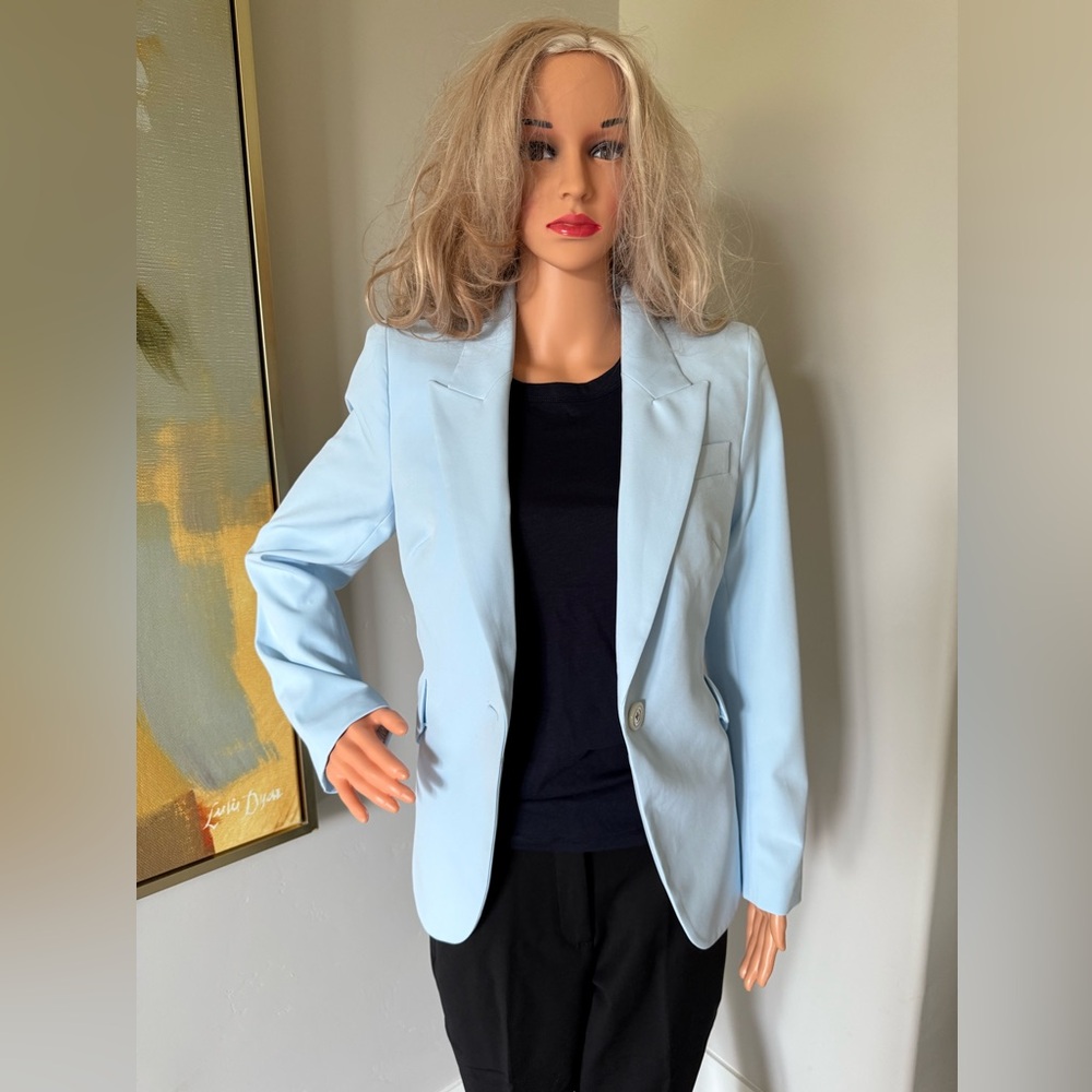 NWT Gorgeous Light Blue Blazer with a Classy & Beautiful Design!